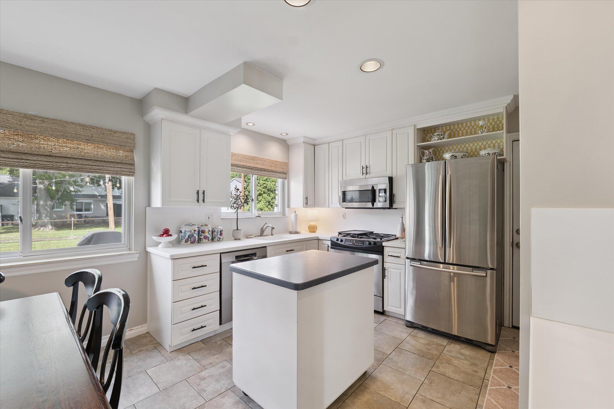 Livonia, Michigan 48152, United States, 4 Bedrooms Bedrooms, ,3 BathroomsBathrooms,Residential,Pending,203216