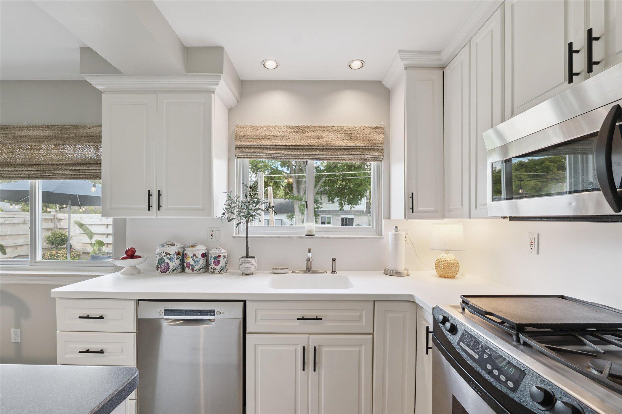 Livonia, Michigan 48152, United States, 4 Bedrooms Bedrooms, ,3 BathroomsBathrooms,Residential,Pending,203216