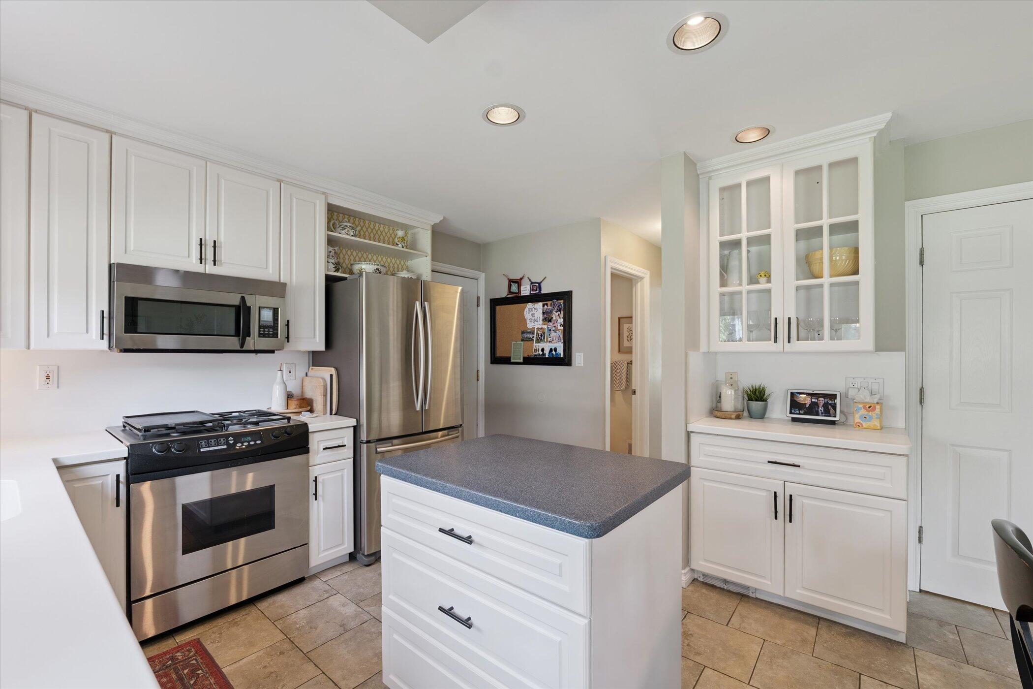 Livonia, Michigan 48152, United States, 4 Bedrooms Bedrooms, ,3 BathroomsBathrooms,Residential,Pending,203216