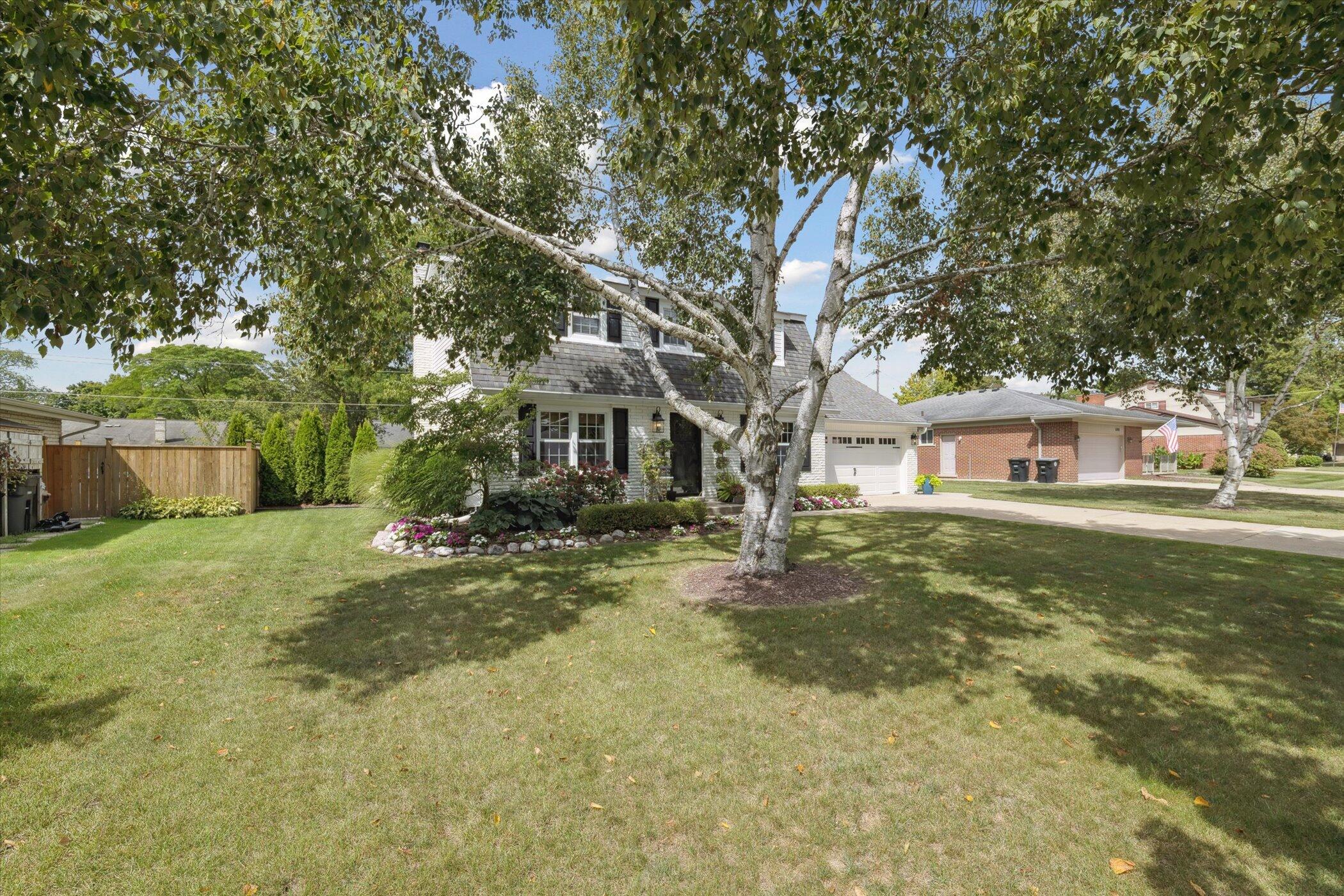 Livonia, Michigan 48152, United States, 4 Bedrooms Bedrooms, ,3 BathroomsBathrooms,Residential,Pending,203216