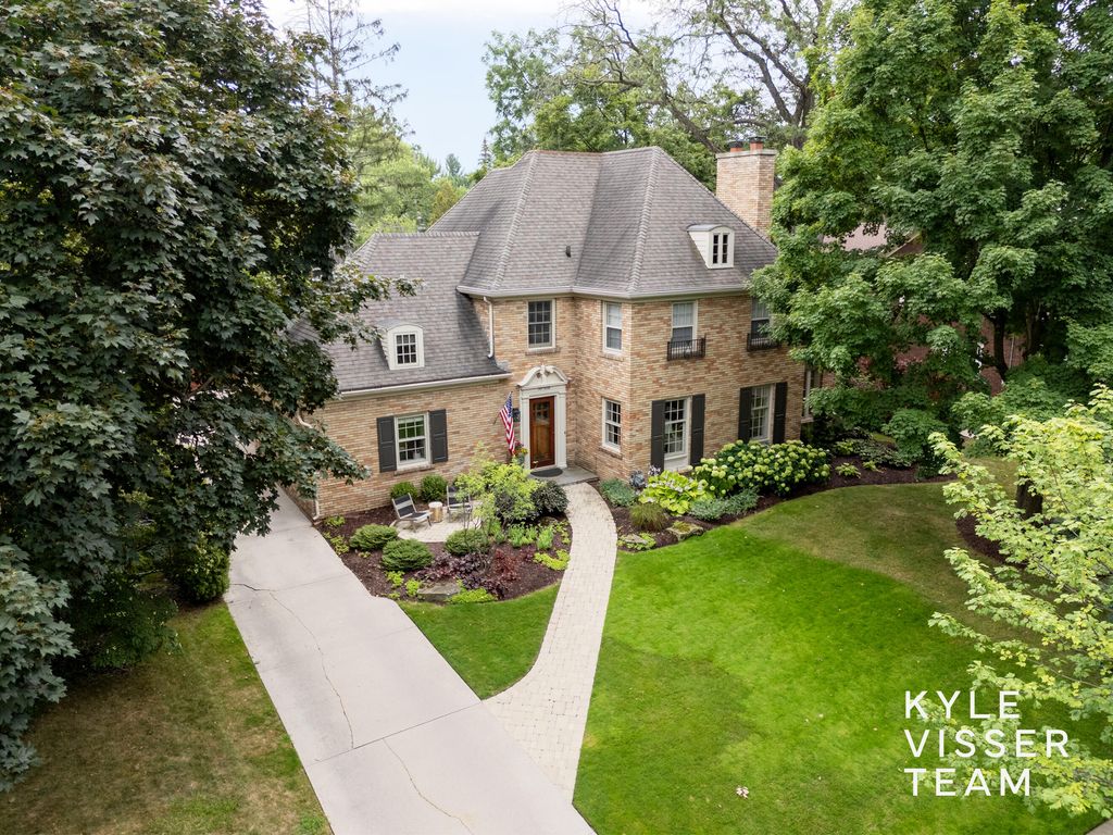 Photo of 958 Pinecrest Avenue SE, East Grand Rapids, MI 49506 (MLS # 26006844)