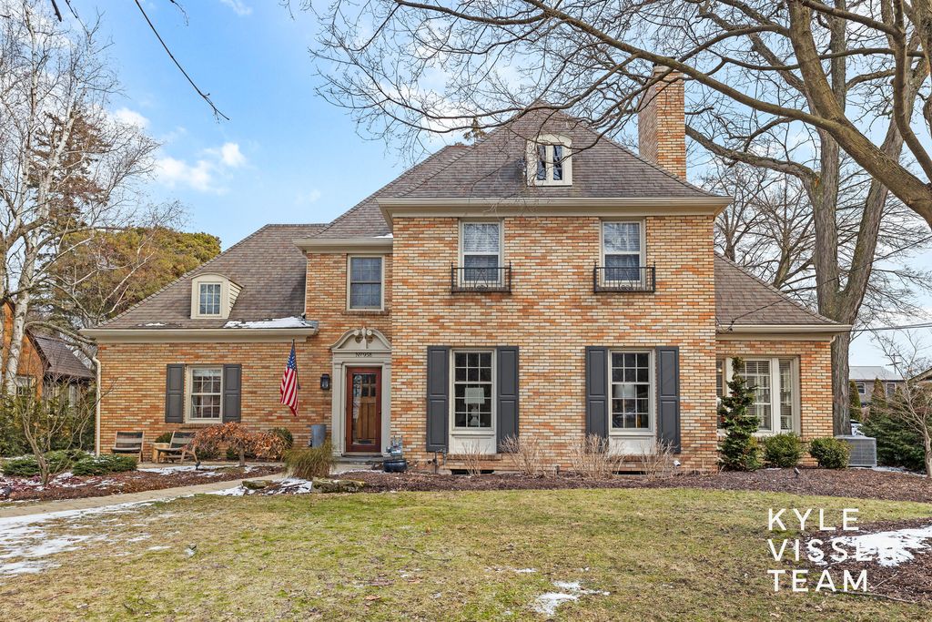 Photo of 958 Pinecrest Avenue SE, East Grand Rapids, MI 49506 (MLS # 26006844)