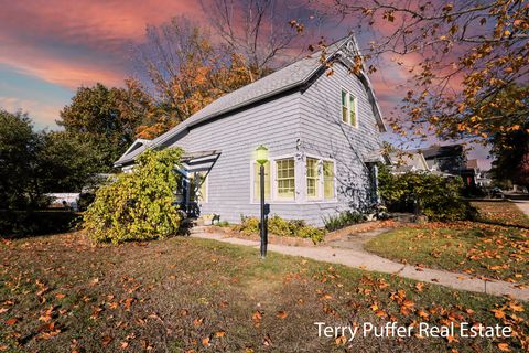 Photo of 305 N Robert Street, Ludington, MI 49431 (MLS # 25055157)