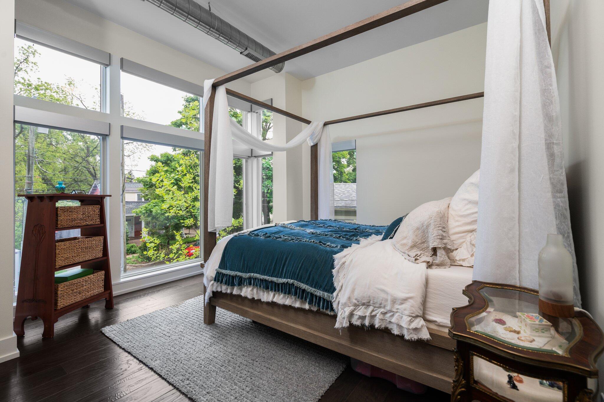 211 W Kingsley Street