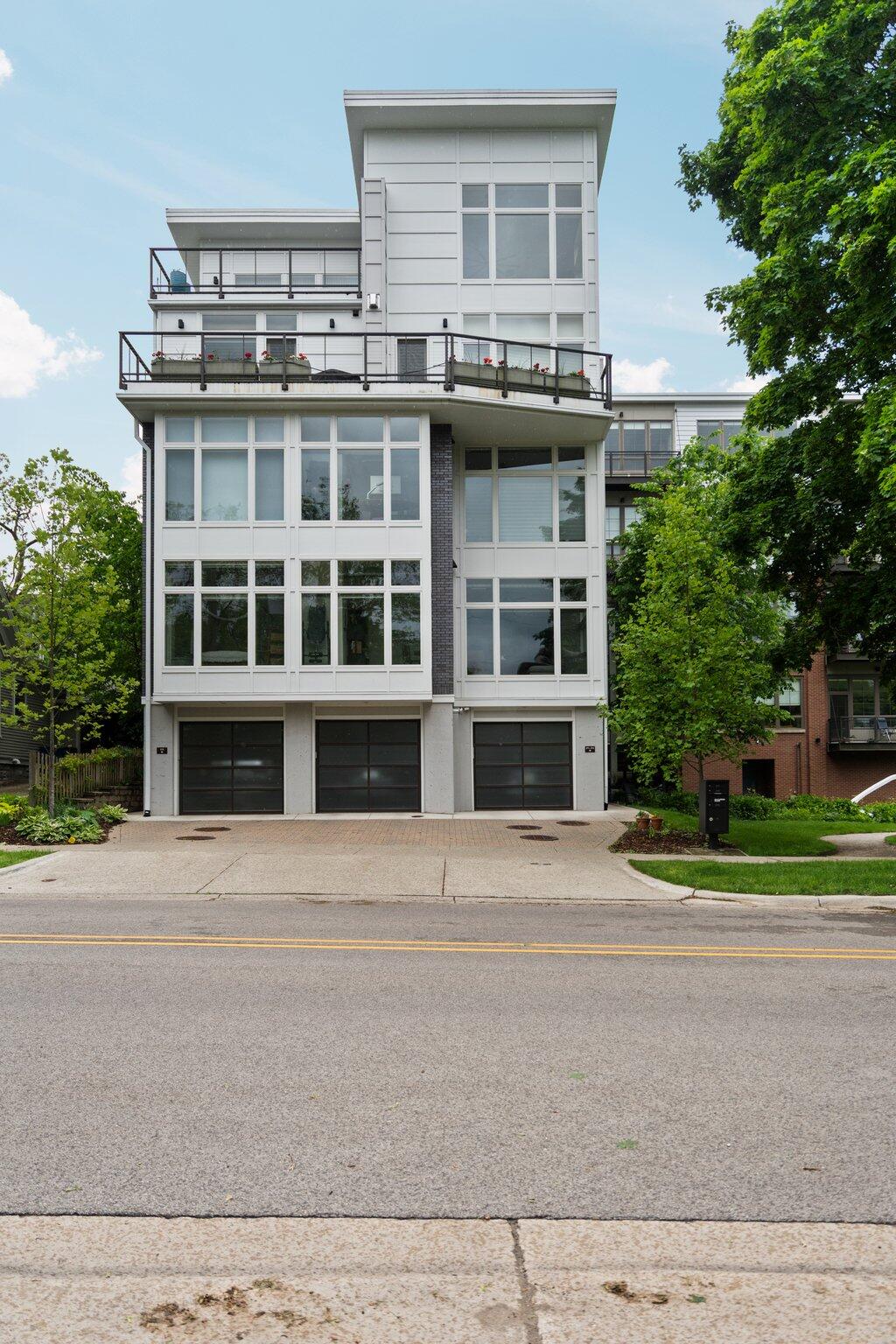 211 W Kingsley Street