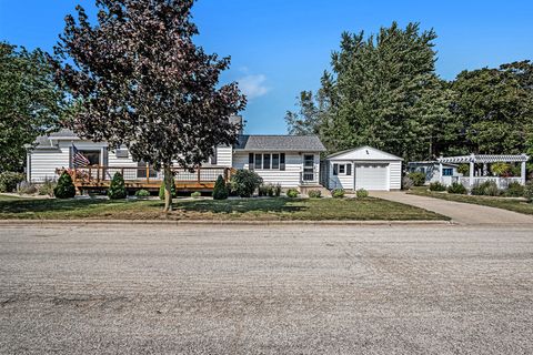 Photo of 802 N Rath Avenue, Ludington, MI 49431 (MLS # 25046227)