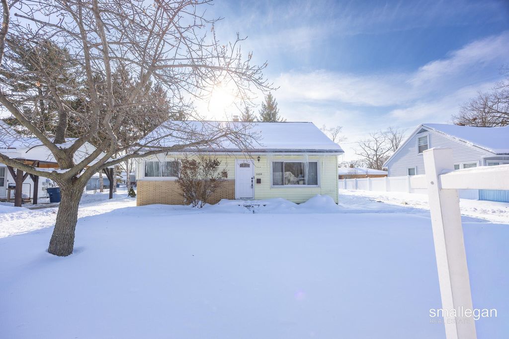 Photo of 1059 W Summit Avenue, Muskegon, MI 49441 (MLS # 25058345)