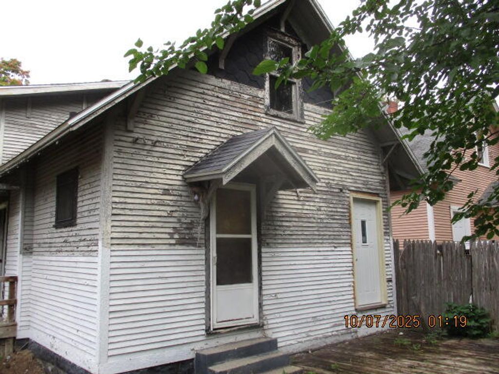 Photo of 613 Orchard Avenue, Muskegon, MI 49442 (MLS # 25052404)