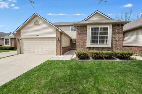 Photo of 2791 N Moonglow Court N #49, Hartland, MI 48353 (MLS # 26017386)