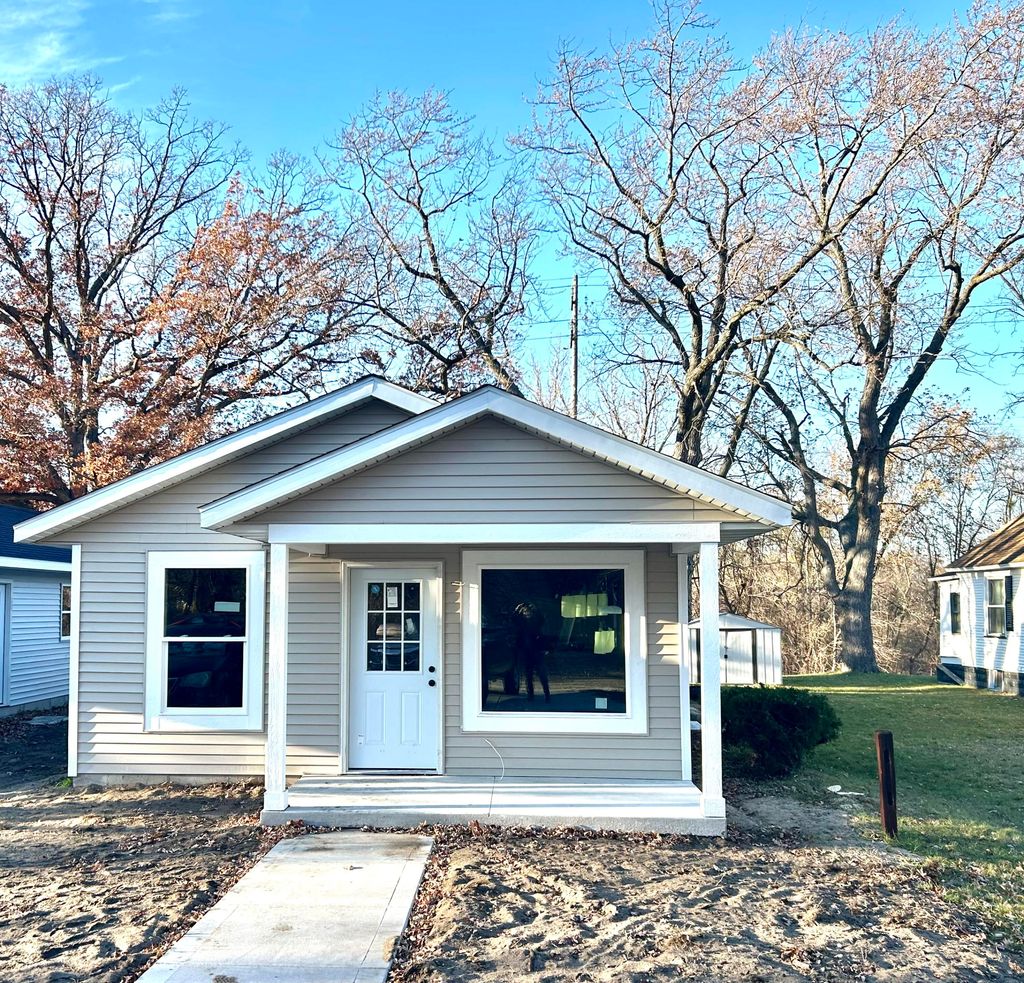 Photo of 287 E Walton Avenue, Muskegon, MI 49442 (MLS # 25059998)