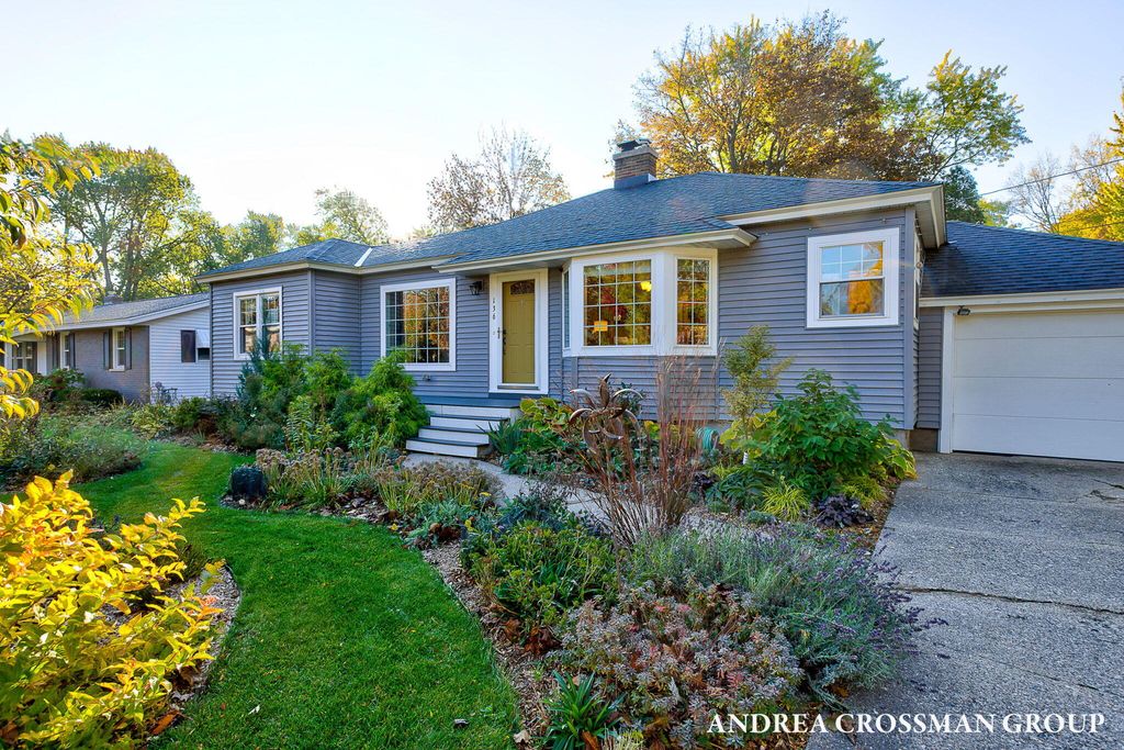 Photo of 136 E 39th Street, Holland, MI 49423 (MLS # 25056000)