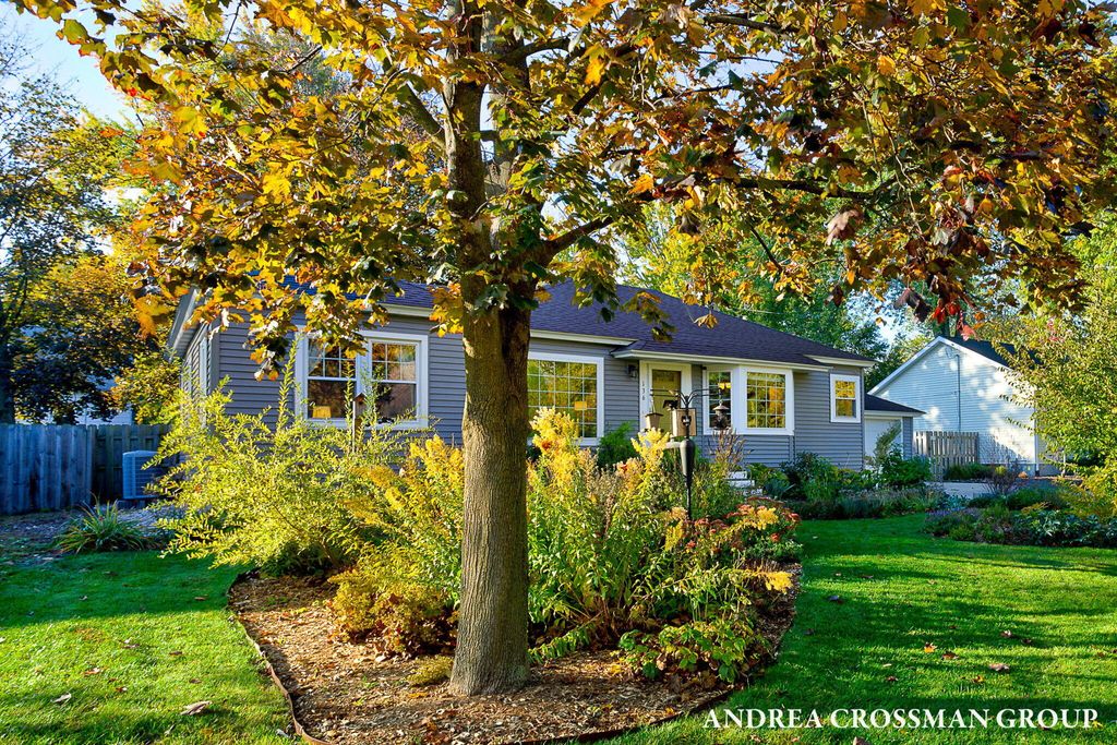 Photo of 136 E 39th Street, Holland, MI 49423 (MLS # 25056000)