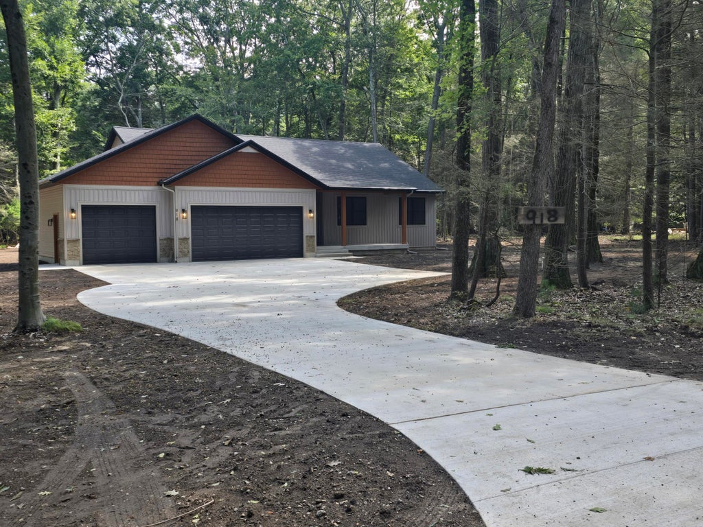 Photo of 918 Scenic Drive, Muskegon, MI 49445 (MLS # 26046453)