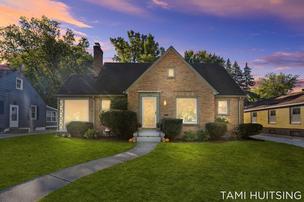 Photo of 1060 Innes Street NE, Grand Rapids, MI 49503 (MLS # 25052275)