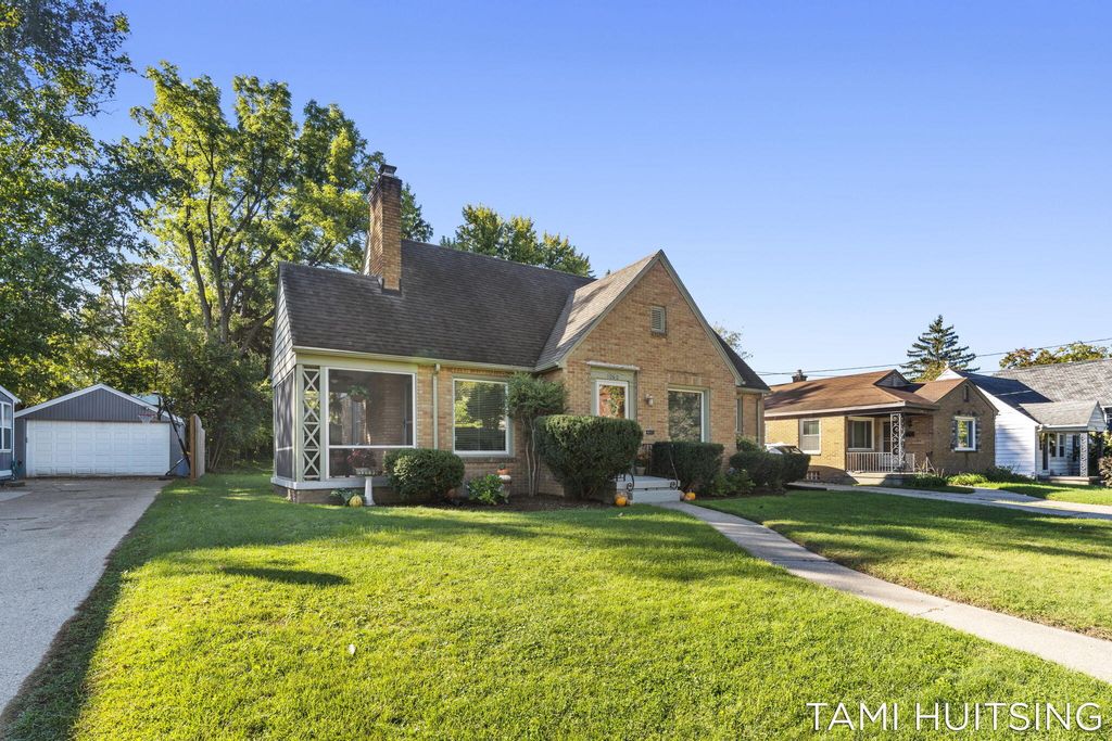 Photo of 1060 Innes Street NE, Grand Rapids, MI 49503 (MLS # 25052275)