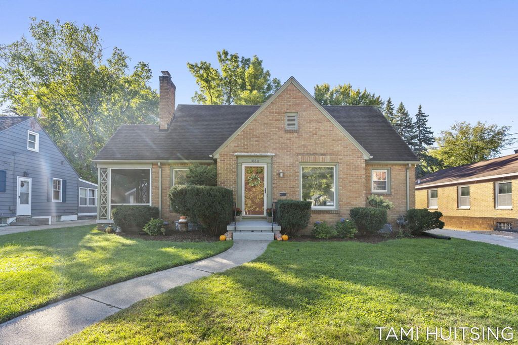 Photo of 1060 Innes Street NE, Grand Rapids, MI 49503 (MLS # 25052275)