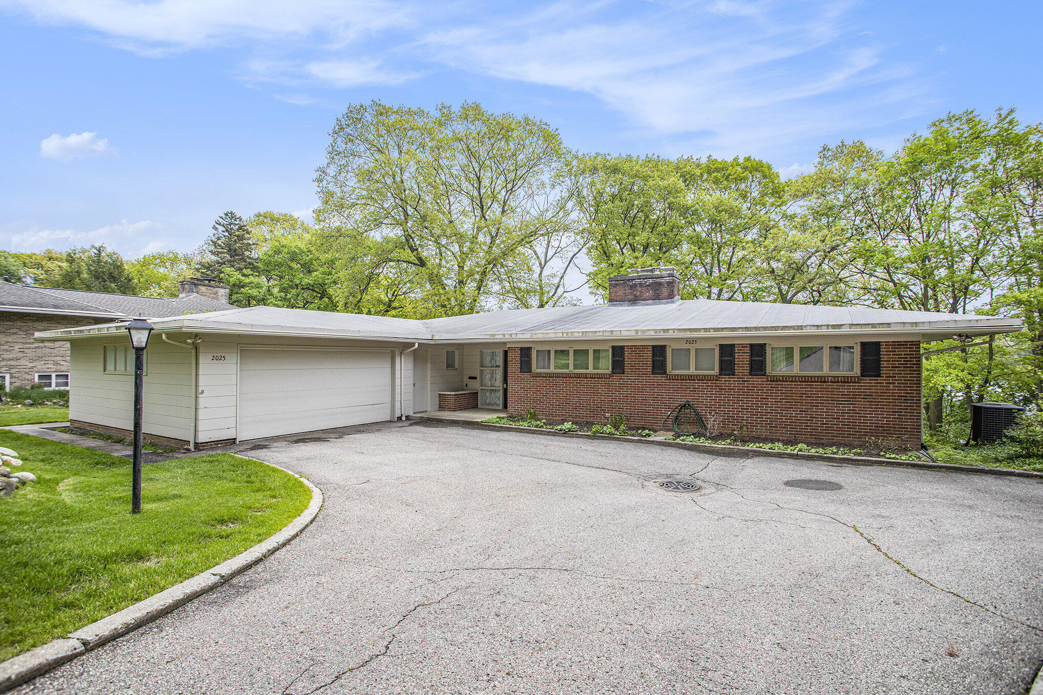 Kalamazoo, Michigan 49008, United States, 4 Bedrooms Bedrooms, ,4 BathroomsBathrooms,Residential,Pending,129901