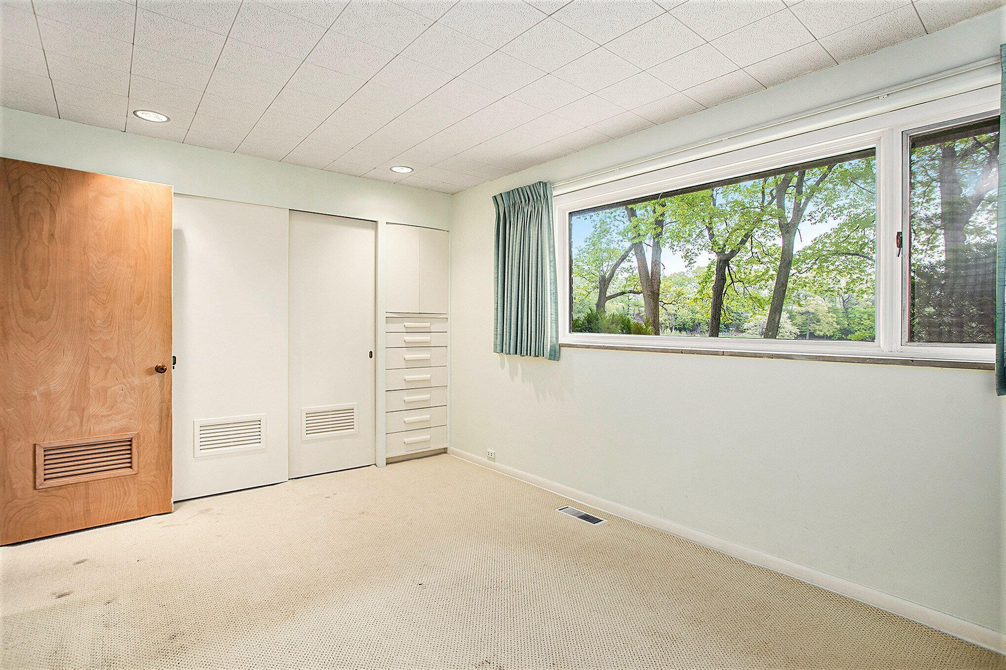 Kalamazoo, Michigan 49008, United States, 4 Bedrooms Bedrooms, ,4 BathroomsBathrooms,Residential,Pending,129901