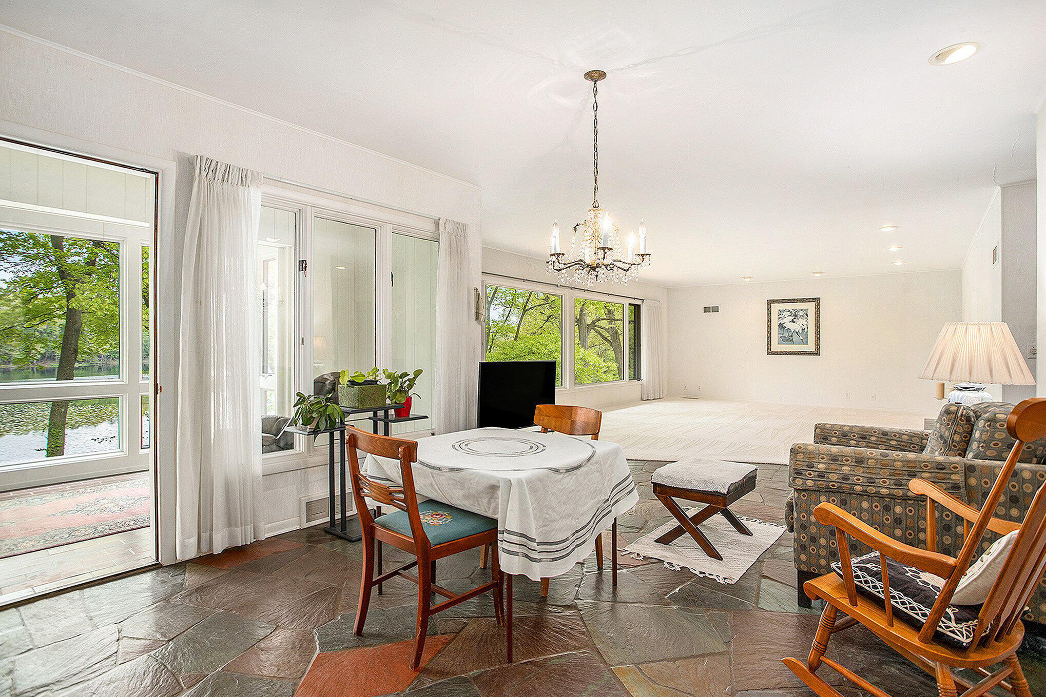 Kalamazoo, Michigan 49008, United States, 4 Bedrooms Bedrooms, ,4 BathroomsBathrooms,Residential,Pending,129901