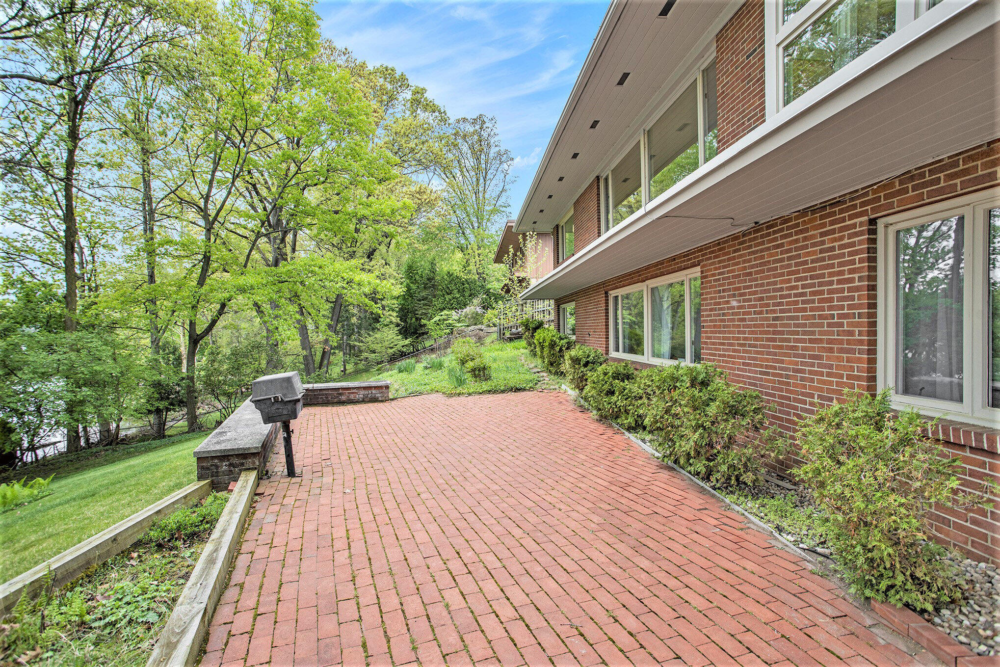 Kalamazoo, Michigan 49008, United States, 4 Bedrooms Bedrooms, ,4 BathroomsBathrooms,Residential,Pending,129901