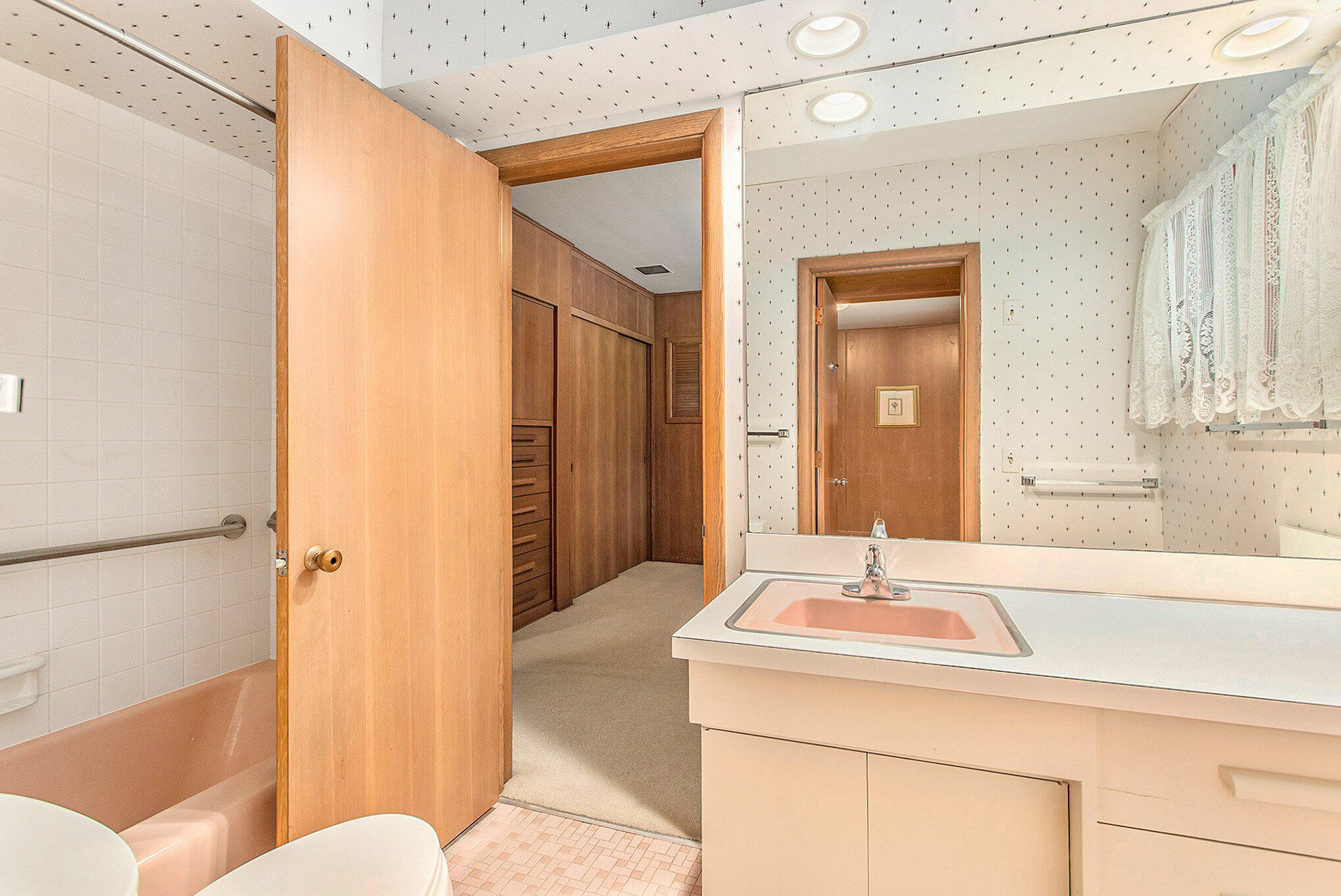 Kalamazoo, Michigan 49008, United States, 4 Bedrooms Bedrooms, ,4 BathroomsBathrooms,Residential,Pending,129901