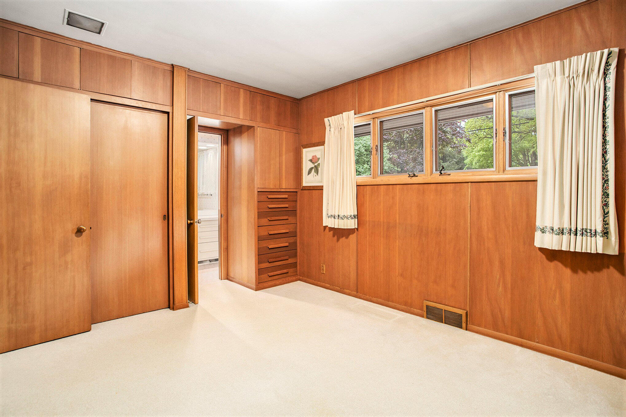 Kalamazoo, Michigan 49008, United States, 4 Bedrooms Bedrooms, ,4 BathroomsBathrooms,Residential,Pending,129901