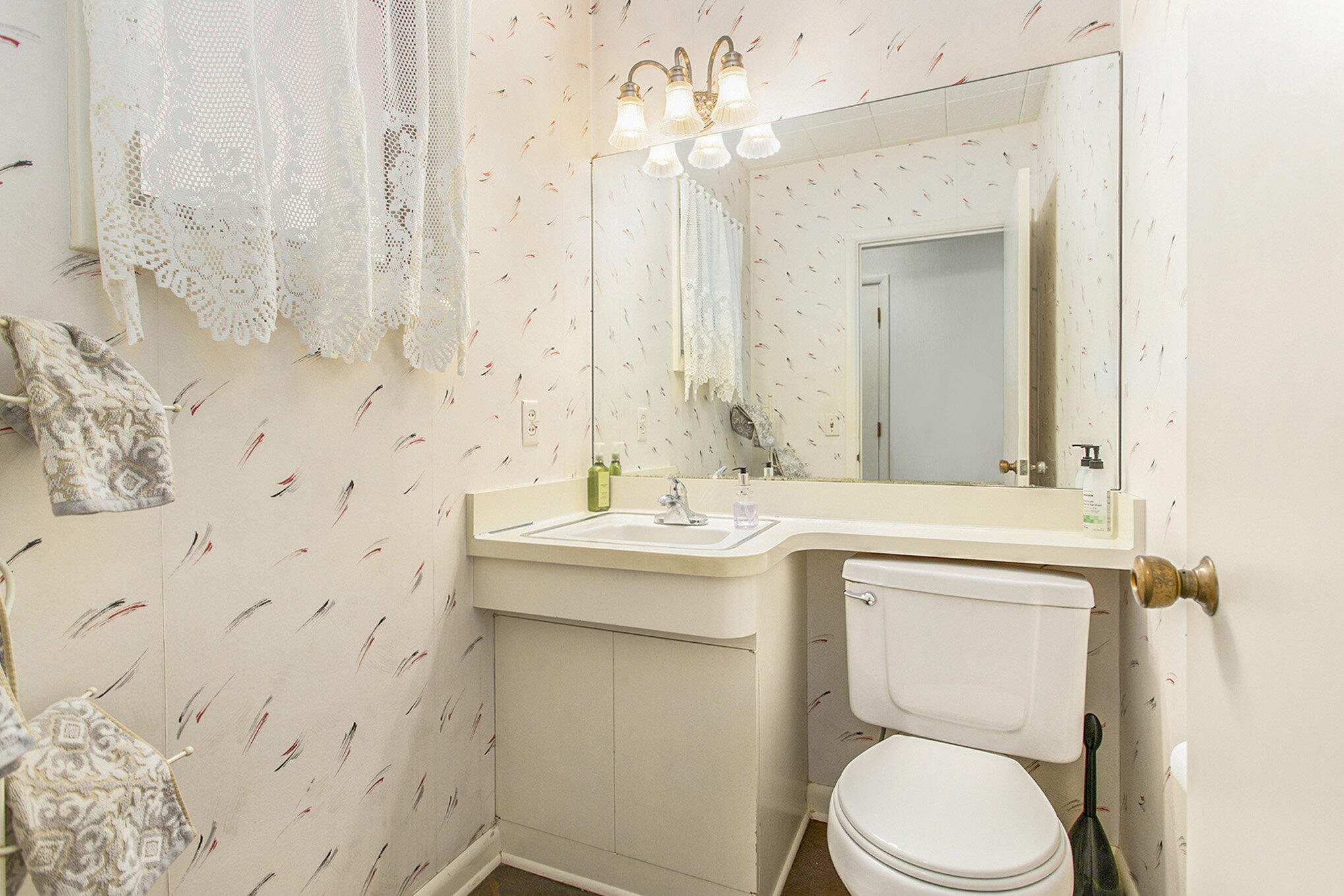 Kalamazoo, Michigan 49008, United States, 4 Bedrooms Bedrooms, ,4 BathroomsBathrooms,Residential,Pending,129901