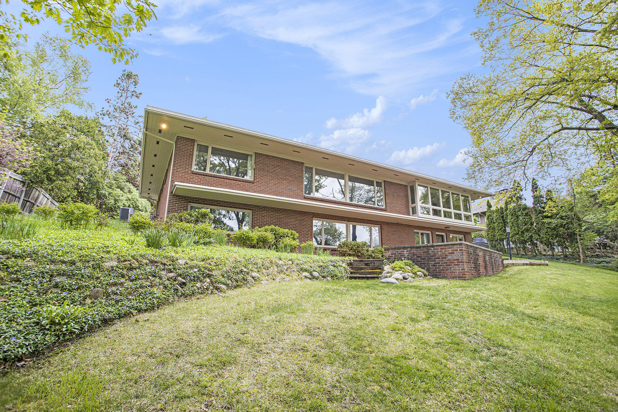 Kalamazoo, Michigan 49008, United States, 4 Bedrooms Bedrooms, ,4 BathroomsBathrooms,Residential,Pending,129901