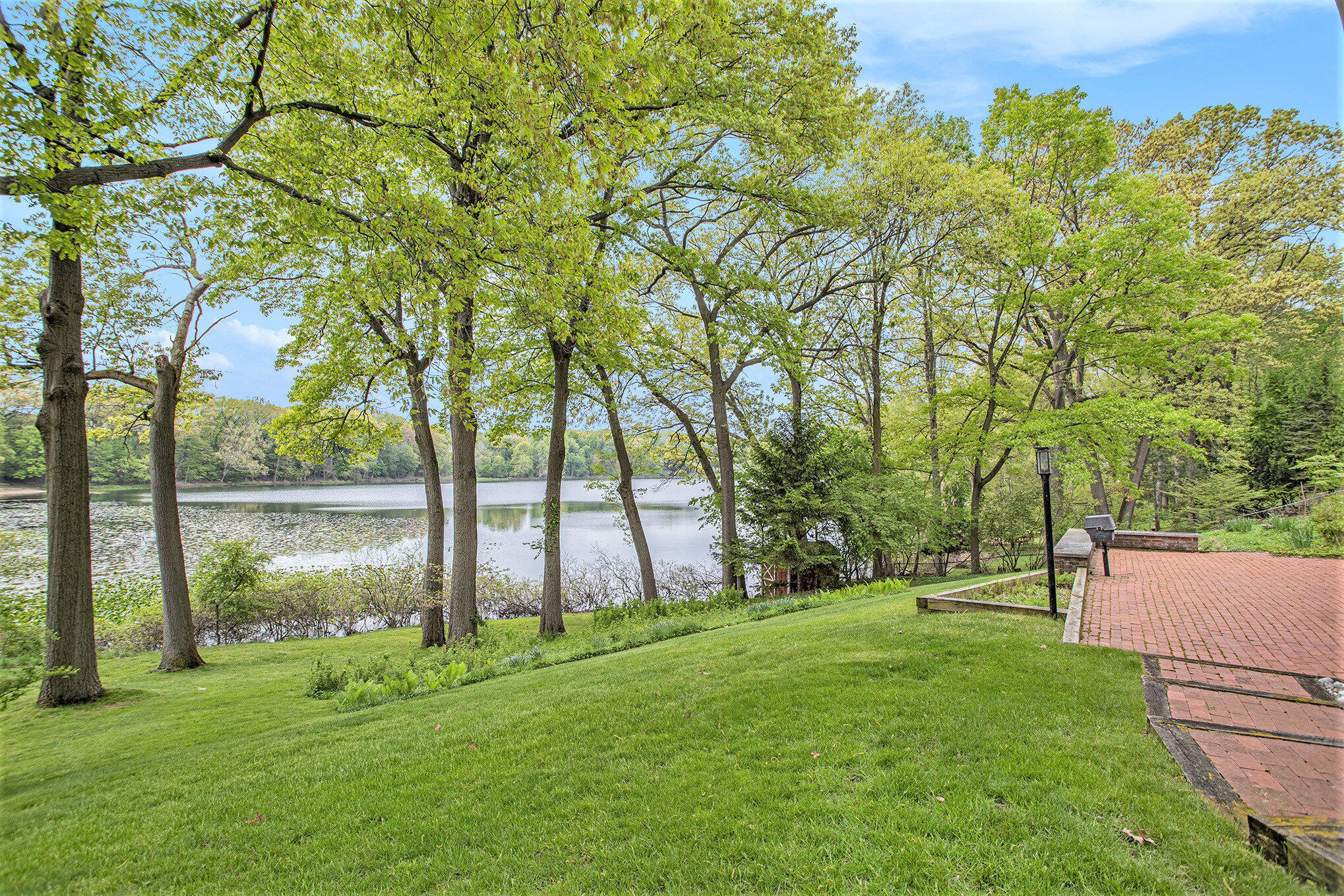 Kalamazoo, Michigan 49008, United States, 4 Bedrooms Bedrooms, ,4 BathroomsBathrooms,Residential,Pending,129901