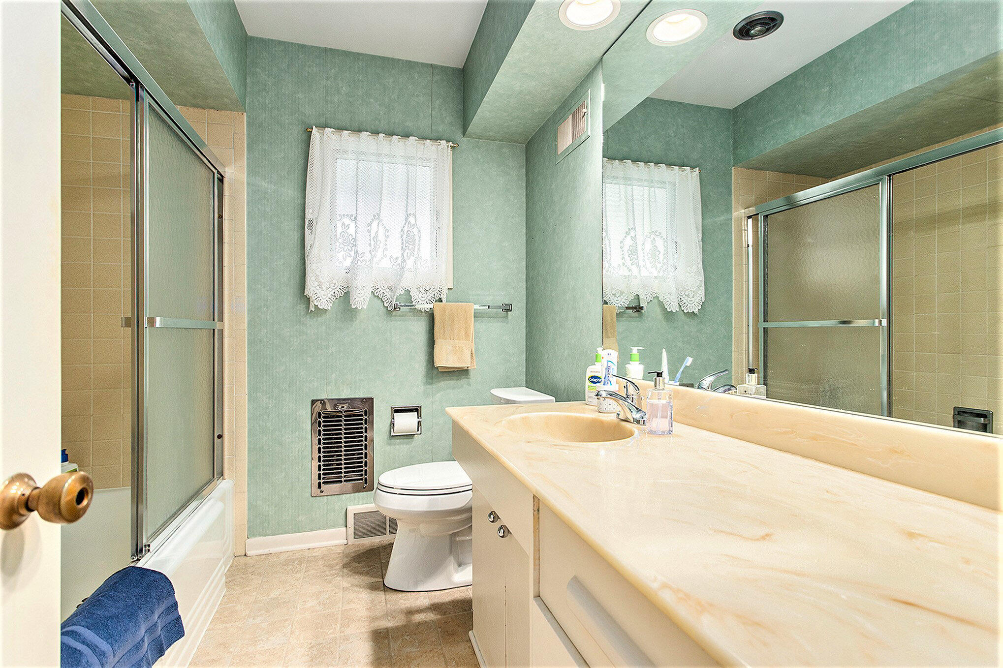 Kalamazoo, Michigan 49008, United States, 4 Bedrooms Bedrooms, ,4 BathroomsBathrooms,Residential,Pending,129901