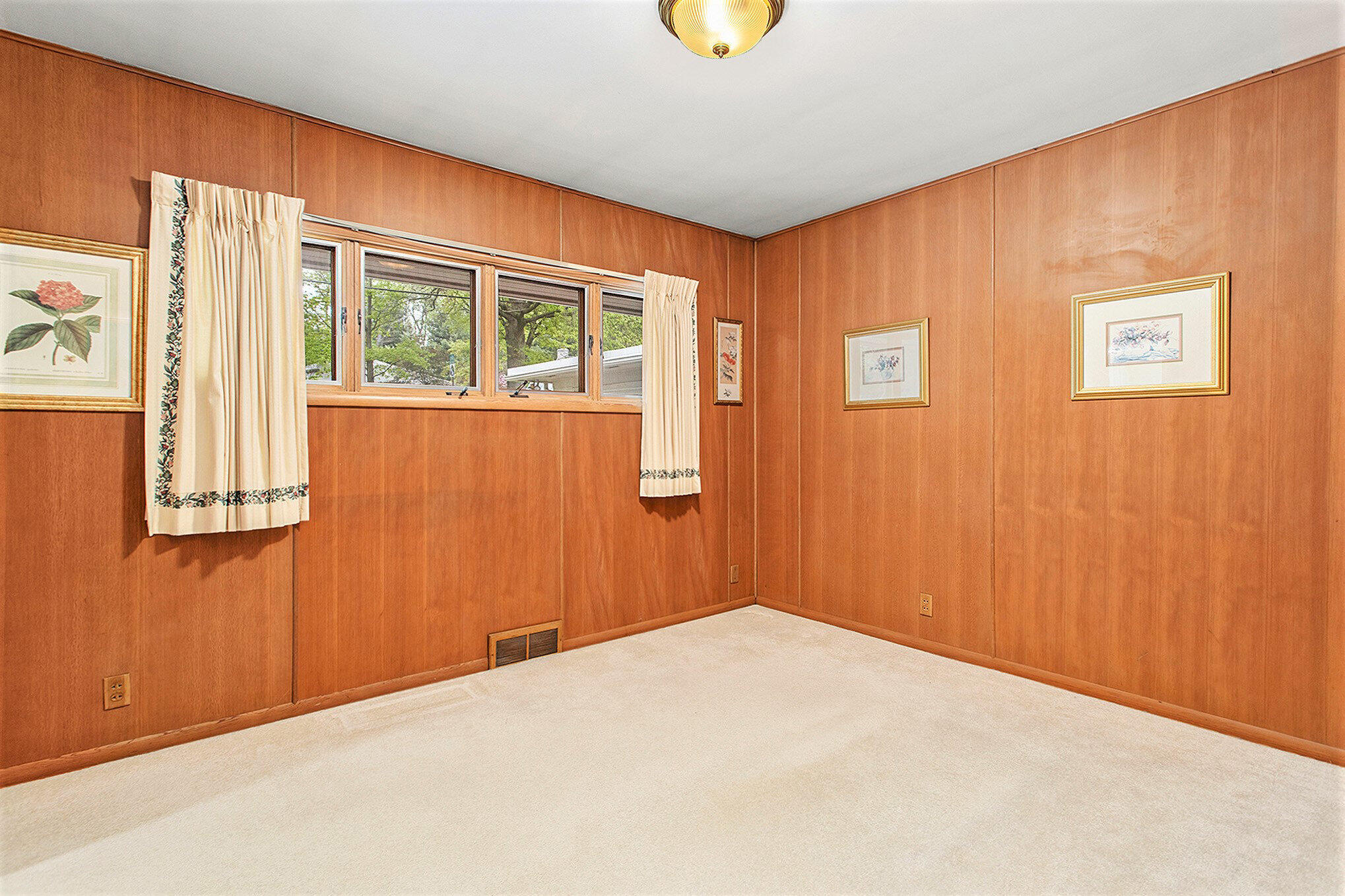 Kalamazoo, Michigan 49008, United States, 4 Bedrooms Bedrooms, ,4 BathroomsBathrooms,Residential,Pending,129901