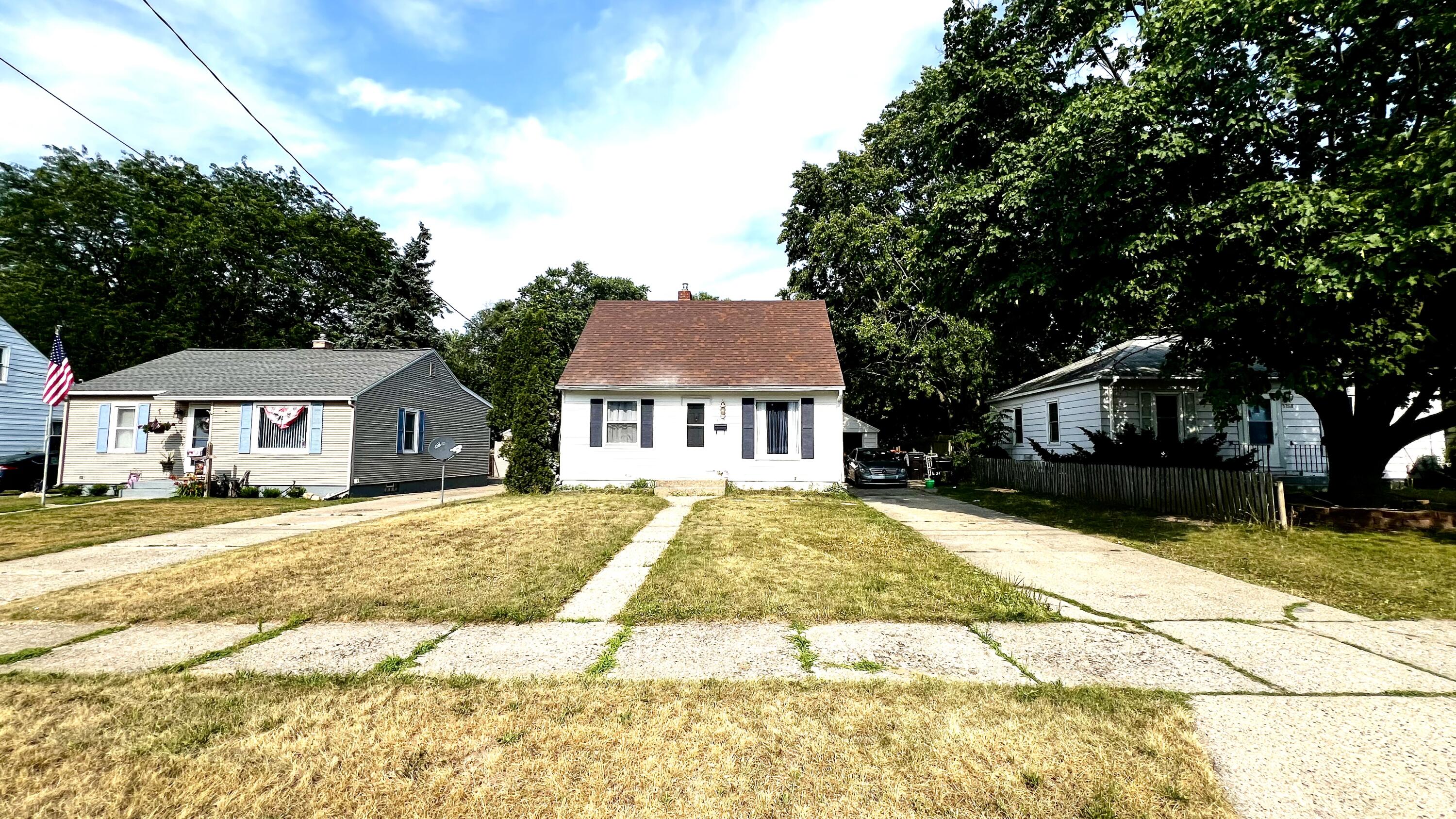 Photo 1 of 17 — 3256 Hillcroft Avenue SW, Wyoming, MI 49548