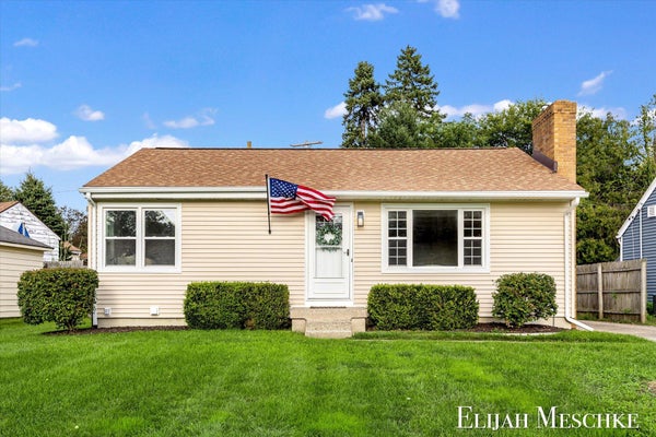 2071 BRANDON DR NW, GRAND RAPIDS, MI 49504 - Image 77dd738ded54af80f716228da7dfe4b4/3845890190