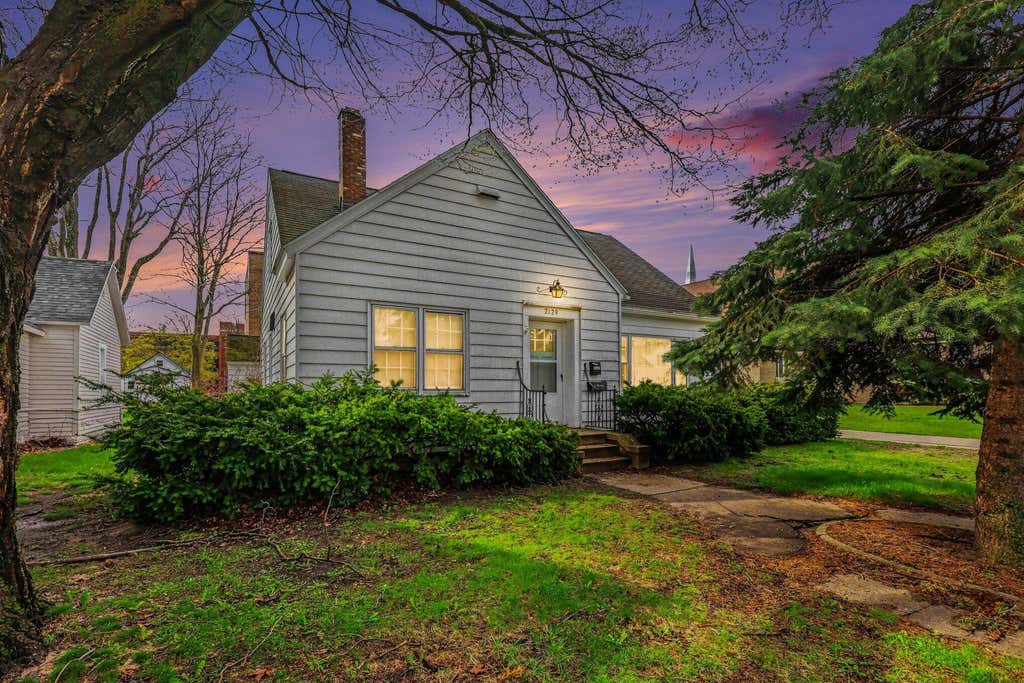 Photo of 2129 Miner Avenue, Muskegon, MI 49441 (MLS # 26016586)