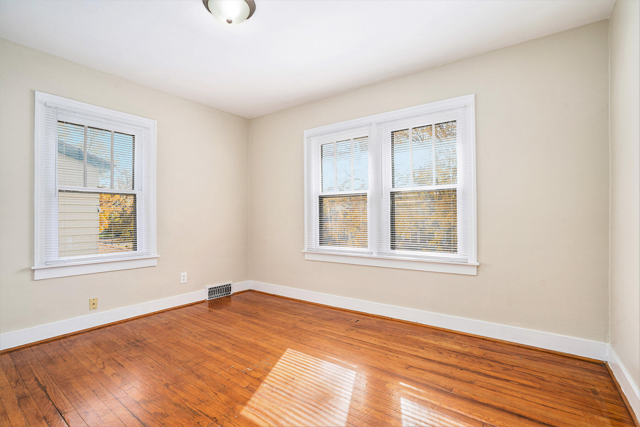 Kalamazoo, Michigan 49001, United States, 3 Bedrooms Bedrooms, ,2 BathroomsBathrooms,Residential,Pending,12099