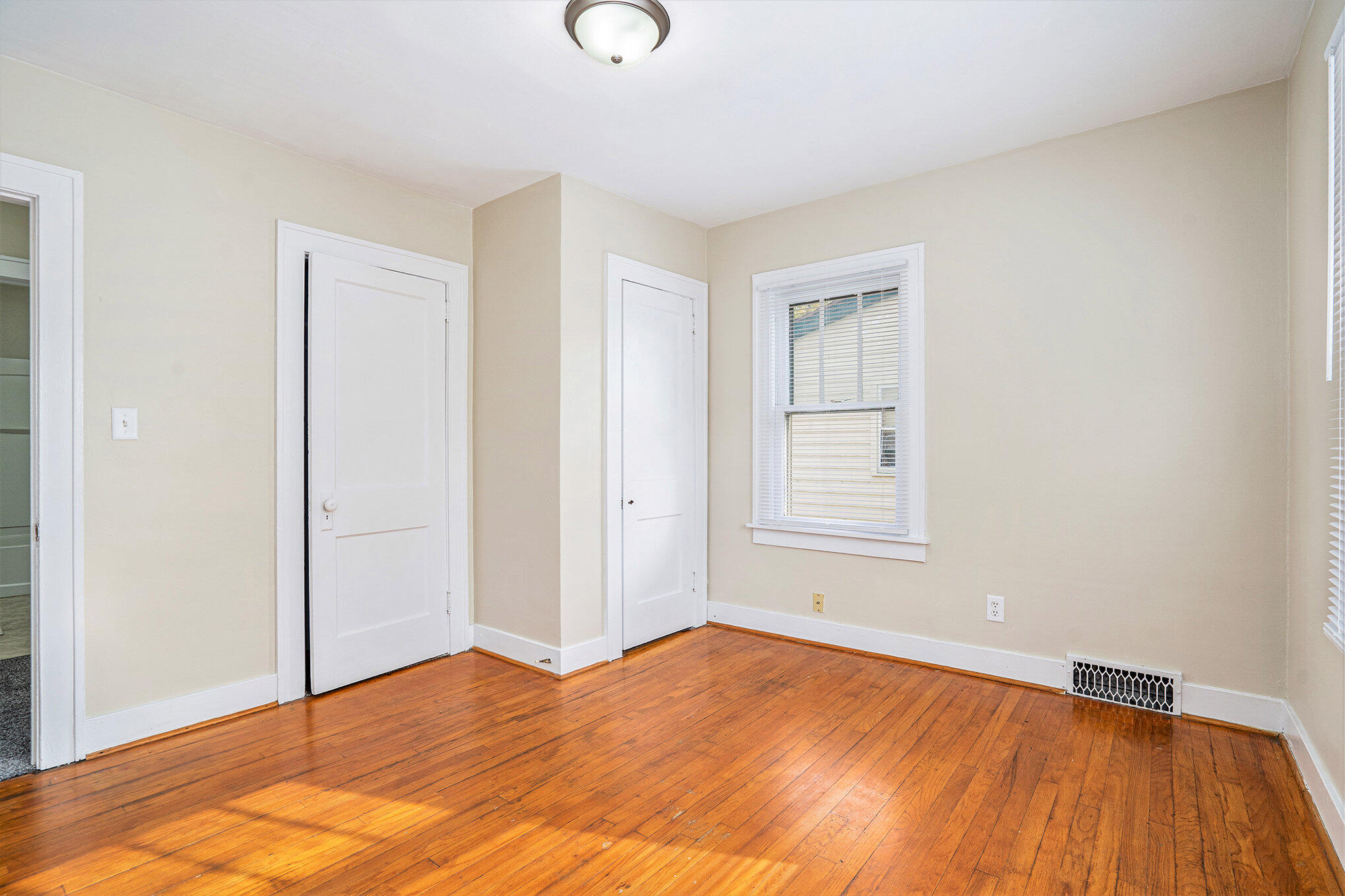 Kalamazoo, Michigan 49001, United States, 3 Bedrooms Bedrooms, ,2 BathroomsBathrooms,Residential,Pending,12099