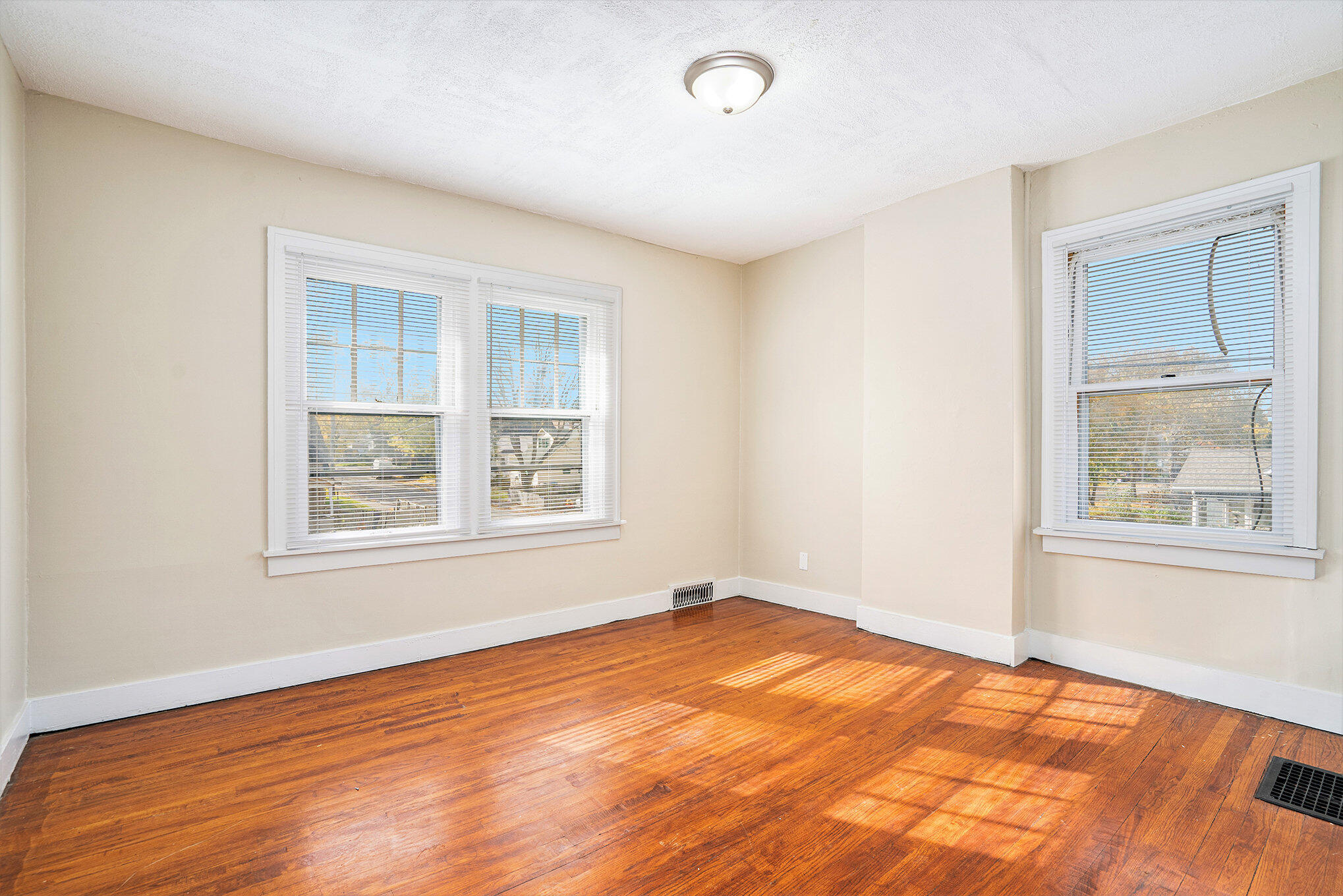 Kalamazoo, Michigan 49001, United States, 3 Bedrooms Bedrooms, ,2 BathroomsBathrooms,Residential,Pending,12099