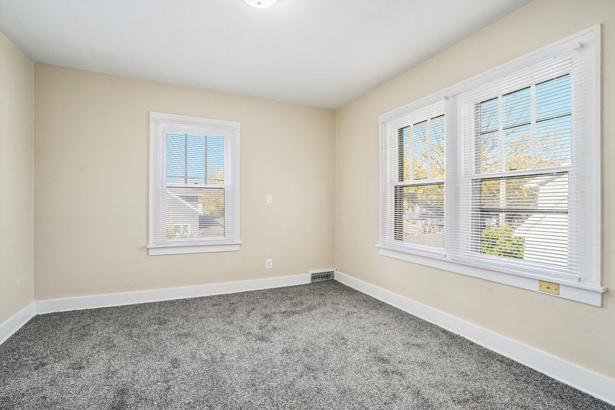 Kalamazoo, Michigan 49001, United States, 3 Bedrooms Bedrooms, ,2 BathroomsBathrooms,Residential,Pending,12099