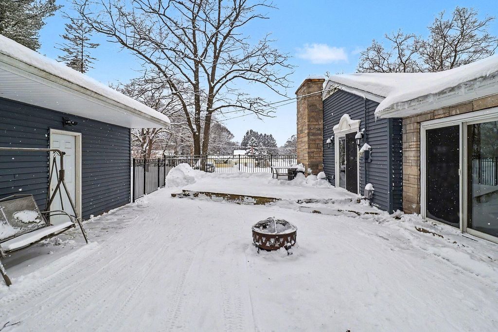 Photo of 1310 N Washington Avenue, Ludington, MI 49431 (MLS # 26002642)