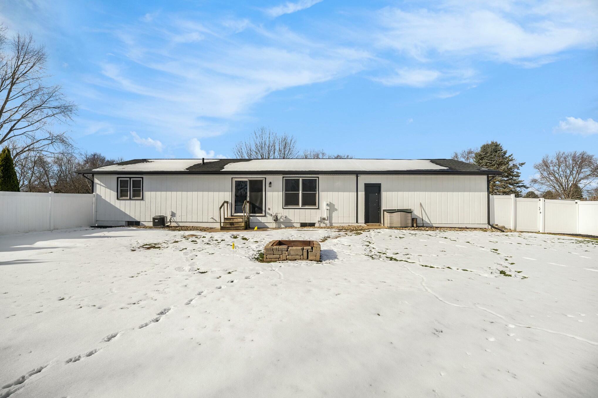 Three Rivers, Michigan 49093, United States, 3 Bedrooms Bedrooms, ,2 BathroomsBathrooms,Residential,Pending,11934