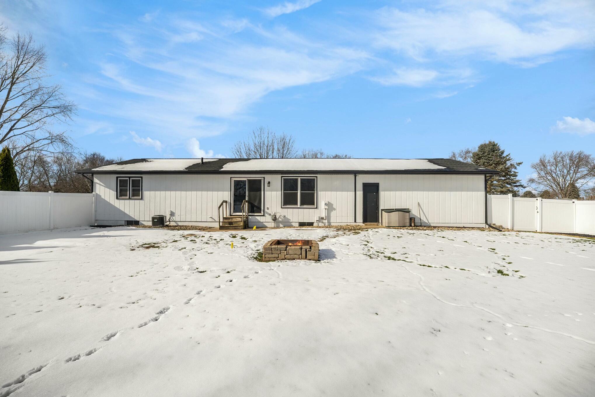 Three Rivers, Michigan 49093, United States, 3 Bedrooms Bedrooms, ,2 BathroomsBathrooms,Residential,Pending,11934