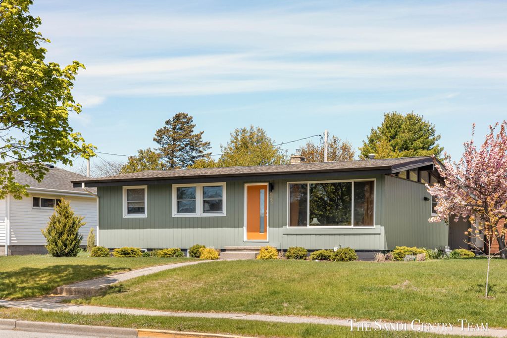 Photo of 529 Arlington Avenue, Grand Haven, MI 49417 (MLS # 26022124)