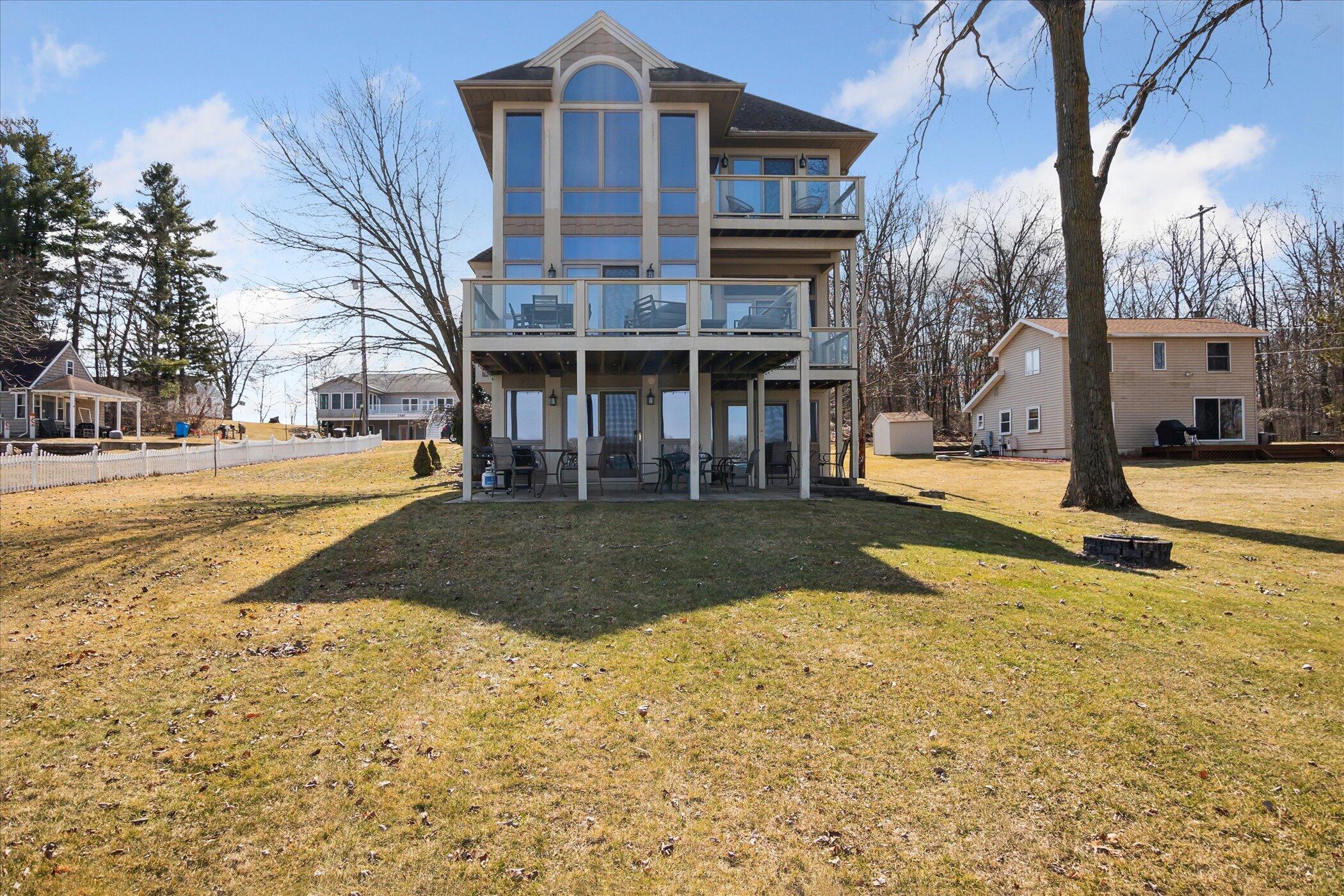 2490 Lakeview Drive