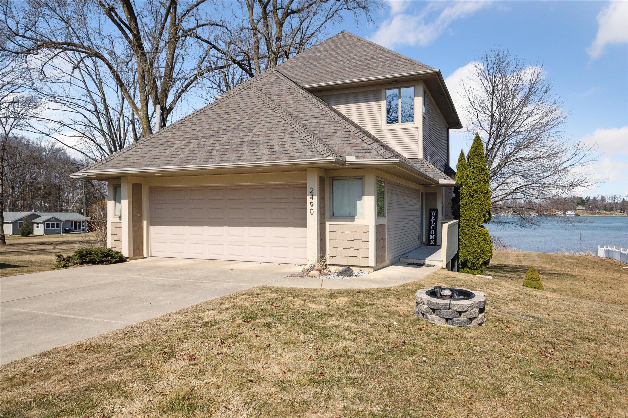 2490 Lakeview Drive