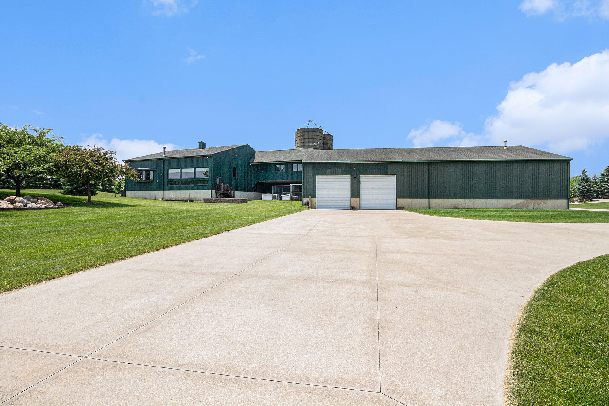 Saline, Michigan, 48176, United States, 5 Bedrooms Bedrooms, ,5 BathroomsBathrooms,Residential,Active,2044537