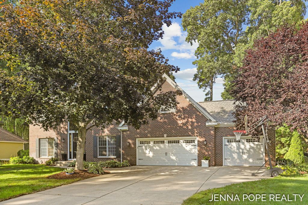 Photo of 15375 Oak Point Drive, Spring Lake, MI 49456 (MLS # 25050935)