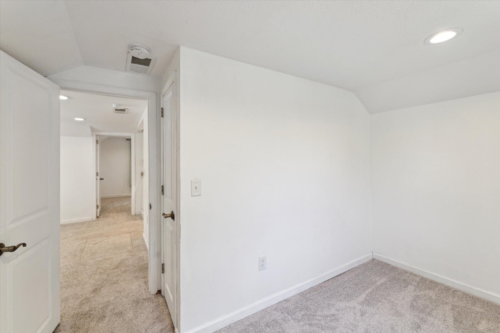 Kalamazoo, Michigan 49001, United States, 2 Bedrooms Bedrooms, ,1 BathroomBathrooms,Residential,Pending,132662