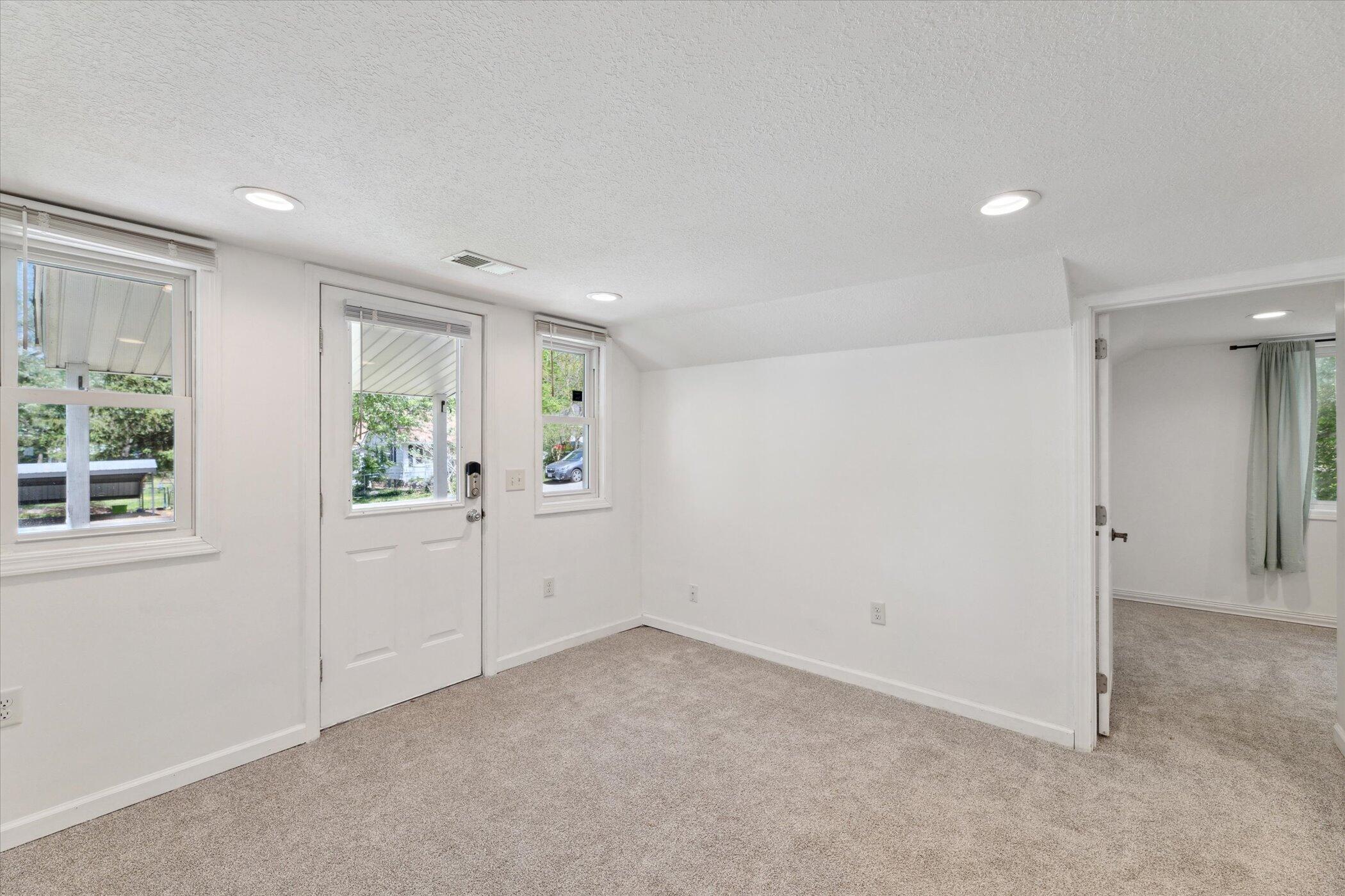 Kalamazoo, Michigan 49001, United States, 2 Bedrooms Bedrooms, ,1 BathroomBathrooms,Residential,Pending,132662