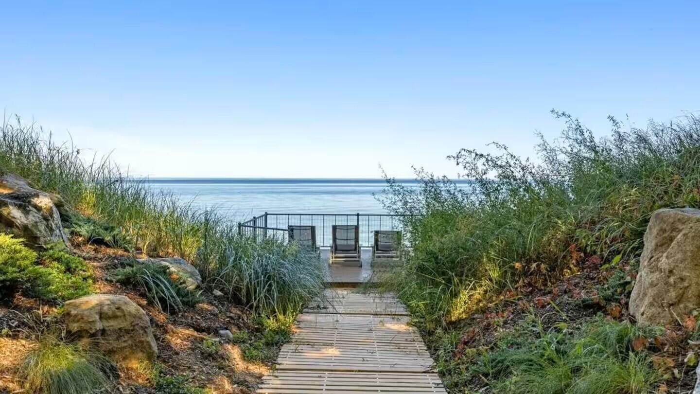 3095 N Lakeshore Drive