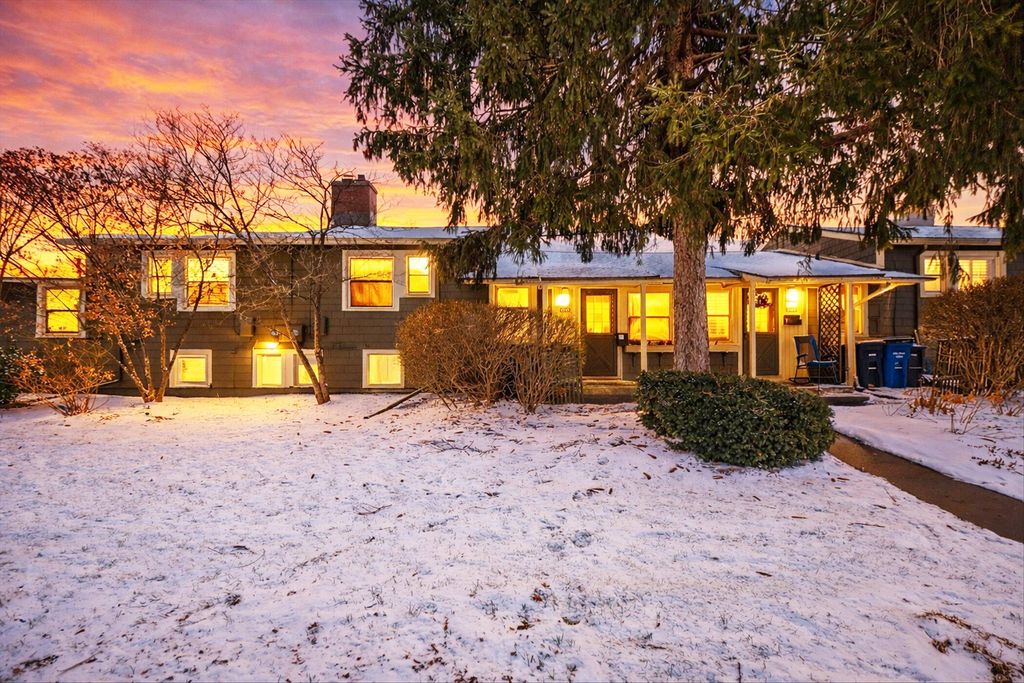 Photo of 2327 Fernwood Avenue, Ann Arbor, MI 48104 (MLS # 26005769)